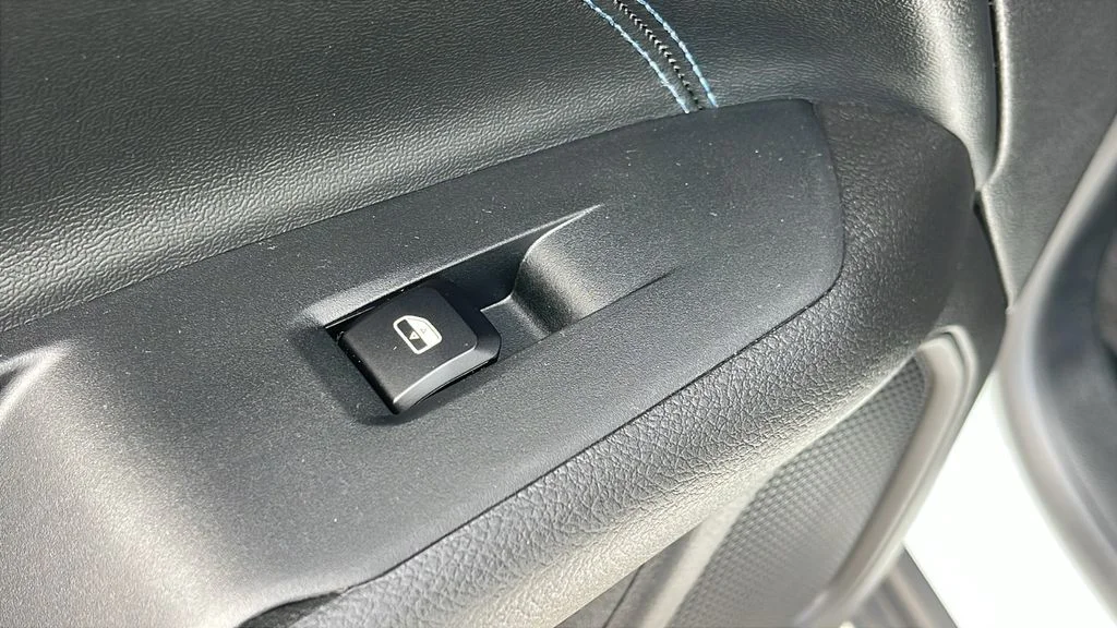 Used 2026 White Jeep Latitude image 11