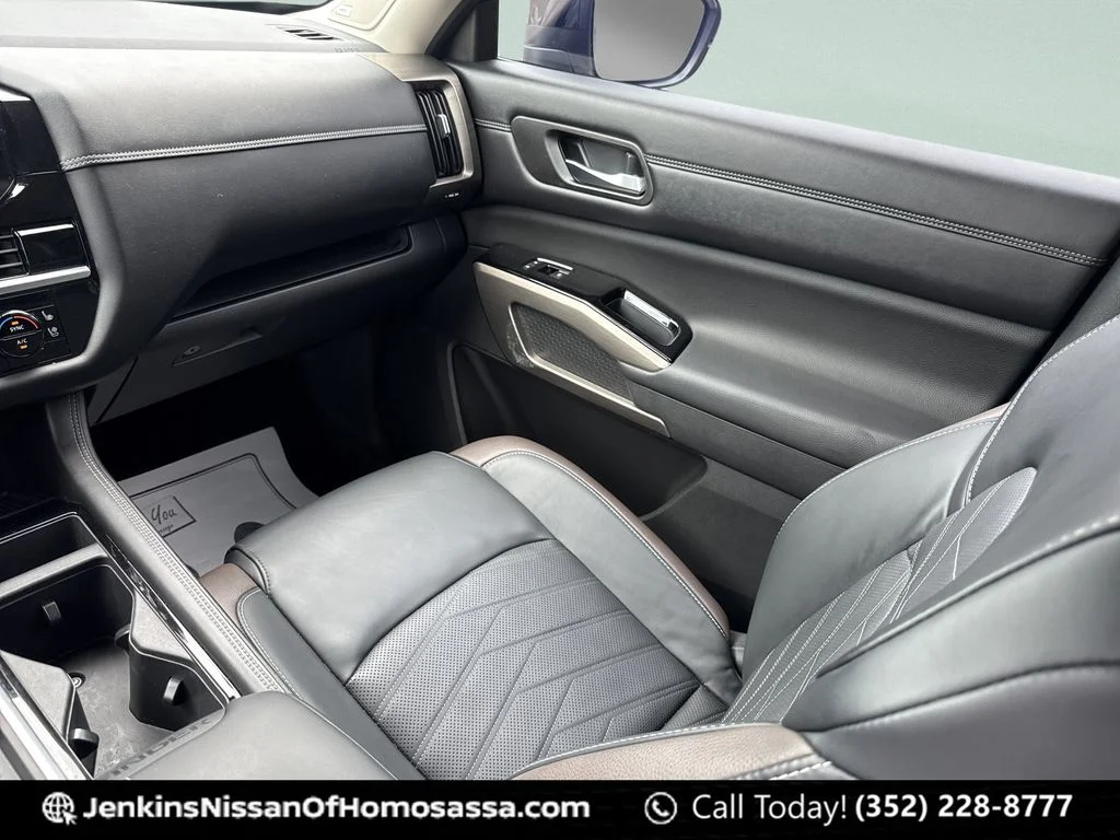Used 2023 White Nissan Platinum image 29