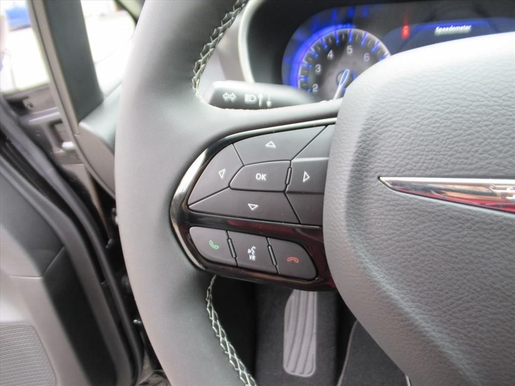 New 2026 Diamond Black Crystal Pearl-Coat Exterior Paint Chrysler Select image 19