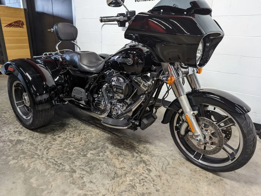 Used 2015 BLACK Harley-Davidson®  image 2