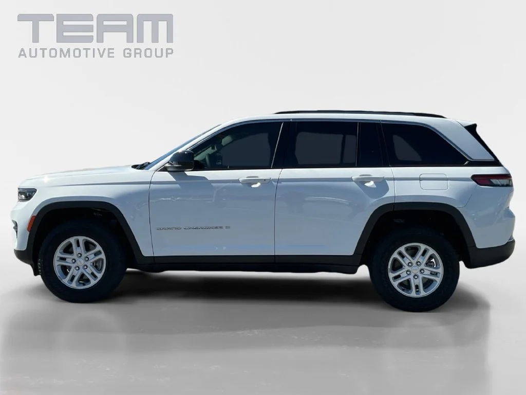 Used 2023 White Jeep Laredo image 4