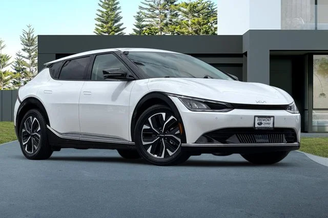 Used 2024 White Kia Wind image 2