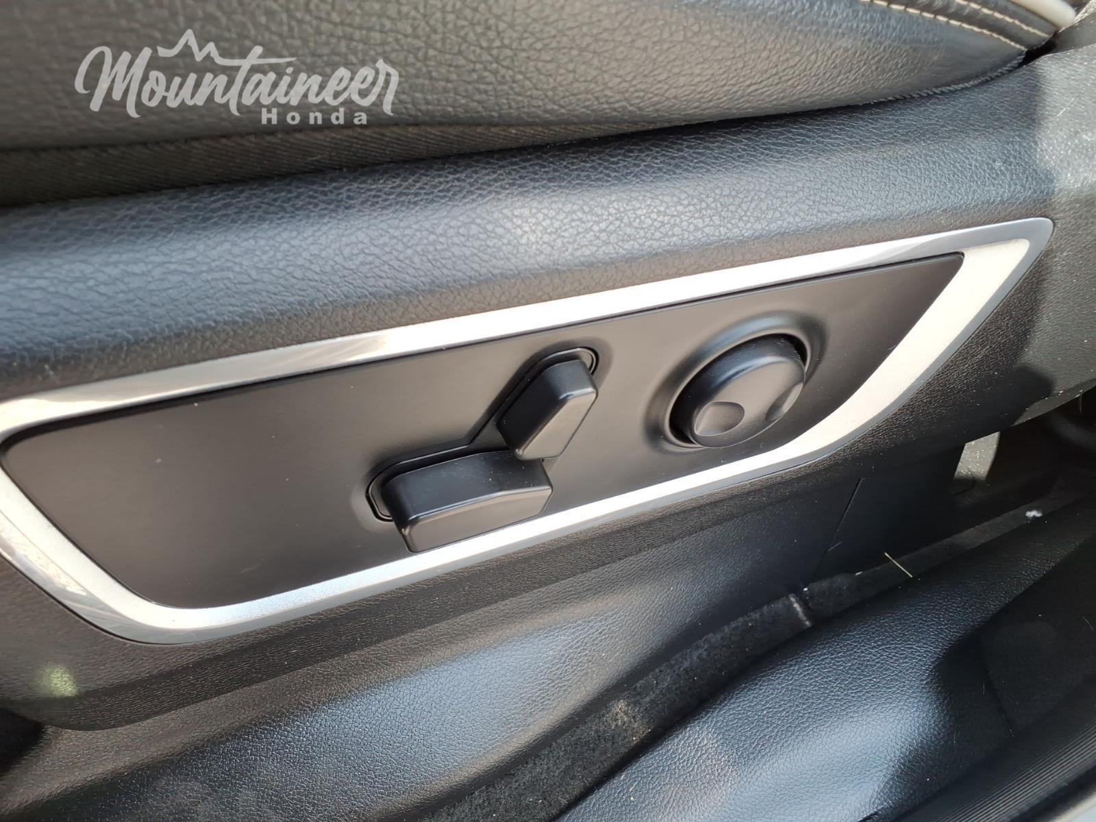 Used 2022 Billet Silver Metallic Clearcoat Ram Laramie image 34