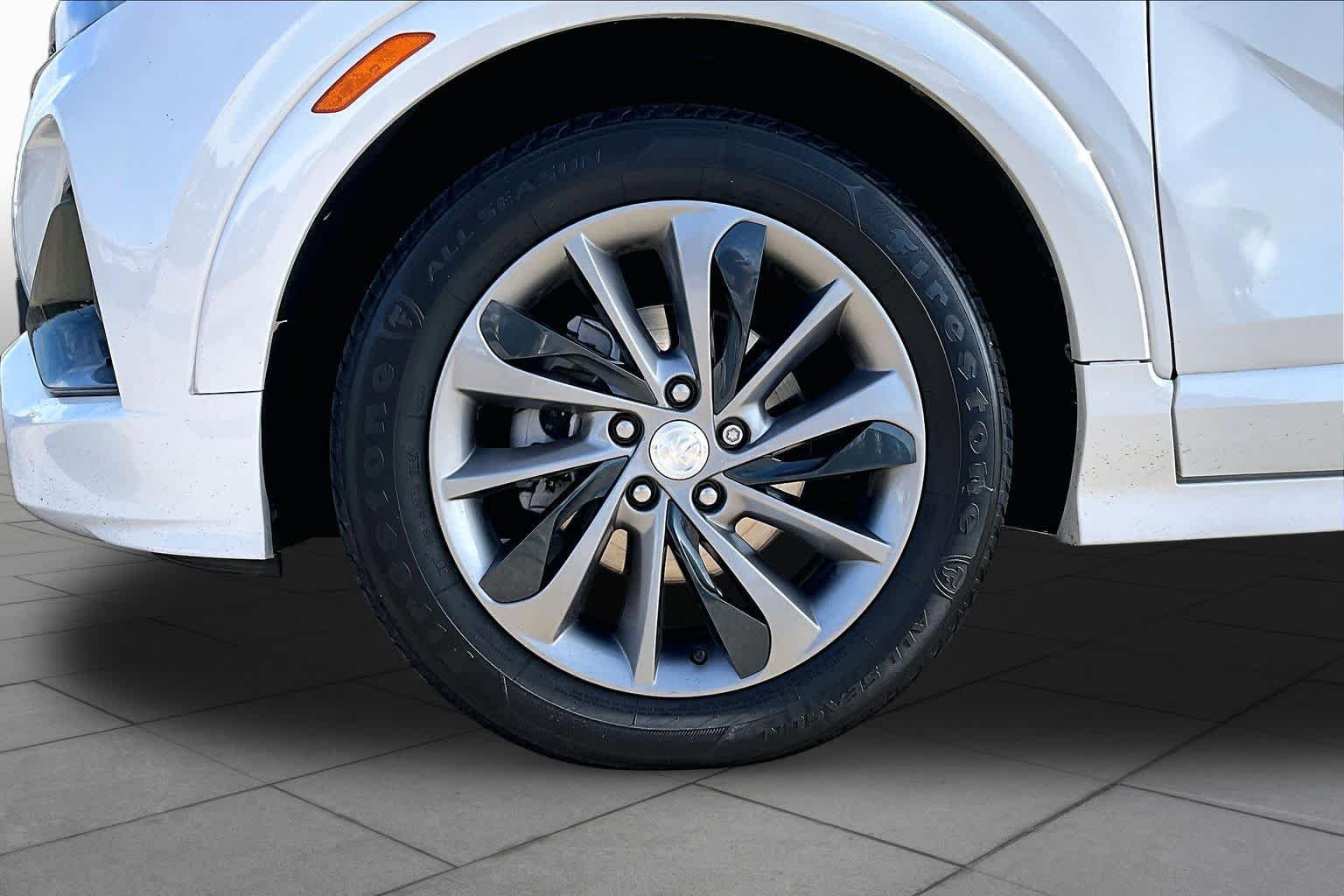 Used 2022 WHITE FROST TRICOAT Buick Select image 11
