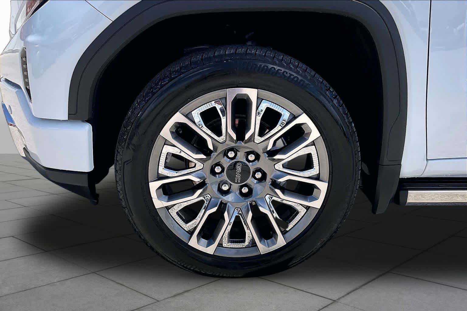 Used 2026 Glacier White Tricoat GMC Denali Ultimate image 11