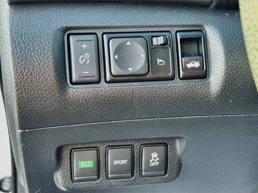 Used 2017 White Nissan S image 10