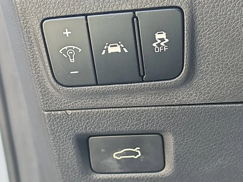 Used 2022 White Kia GT-Line image 23
