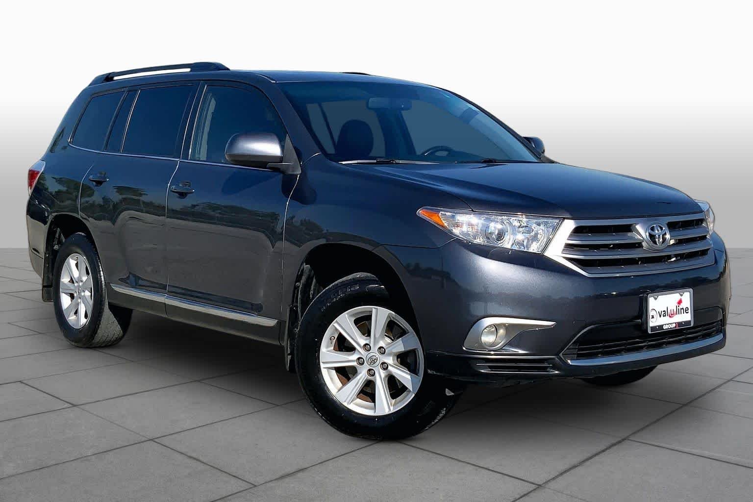 Used 2013 Magnetic Gray Metallic Toyota SE image 3