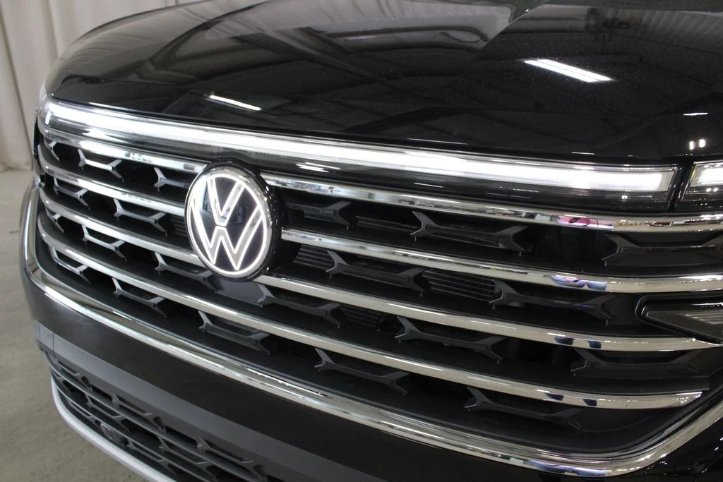 New 2026 Black Volkswagen 2.0T SE w/Technology image 33