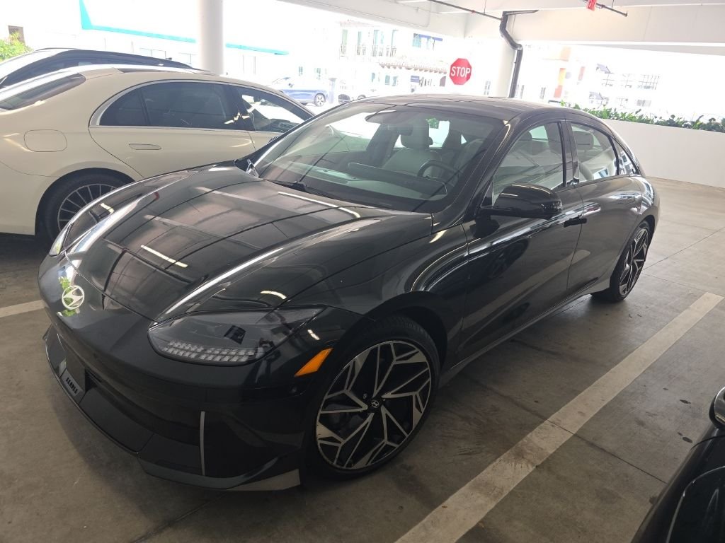 Used 2024 Green Hyundai Limited image 3