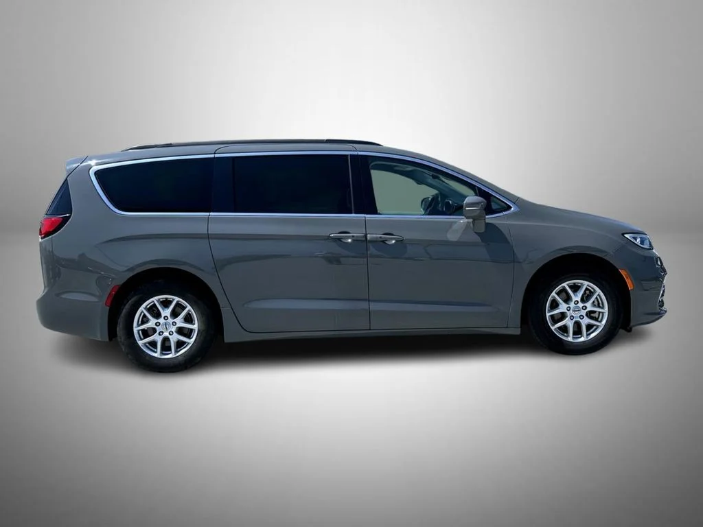 Used 2022 White Chrysler Touring L image 4