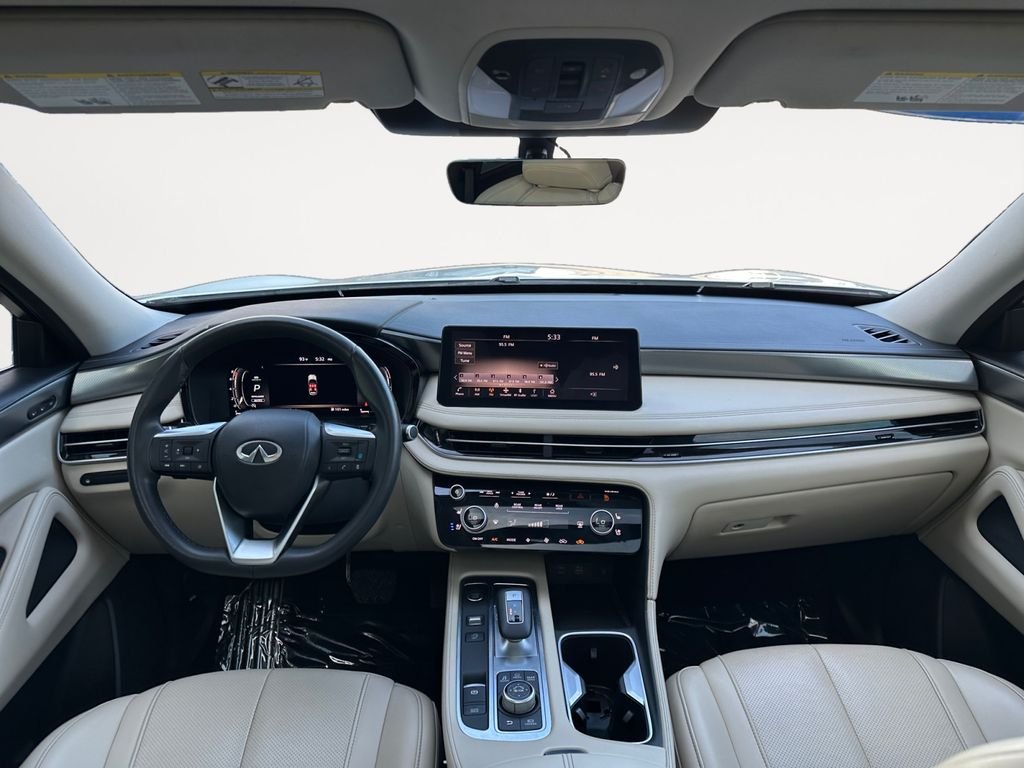 Used 2023 White INFINITI LUXE image 10