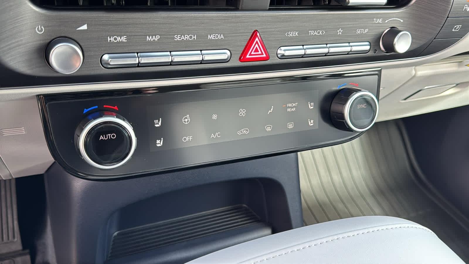 Nuevo Hyundai Calligraphy AWD 2026 en color gris perla Ecotronic, imagen 44.