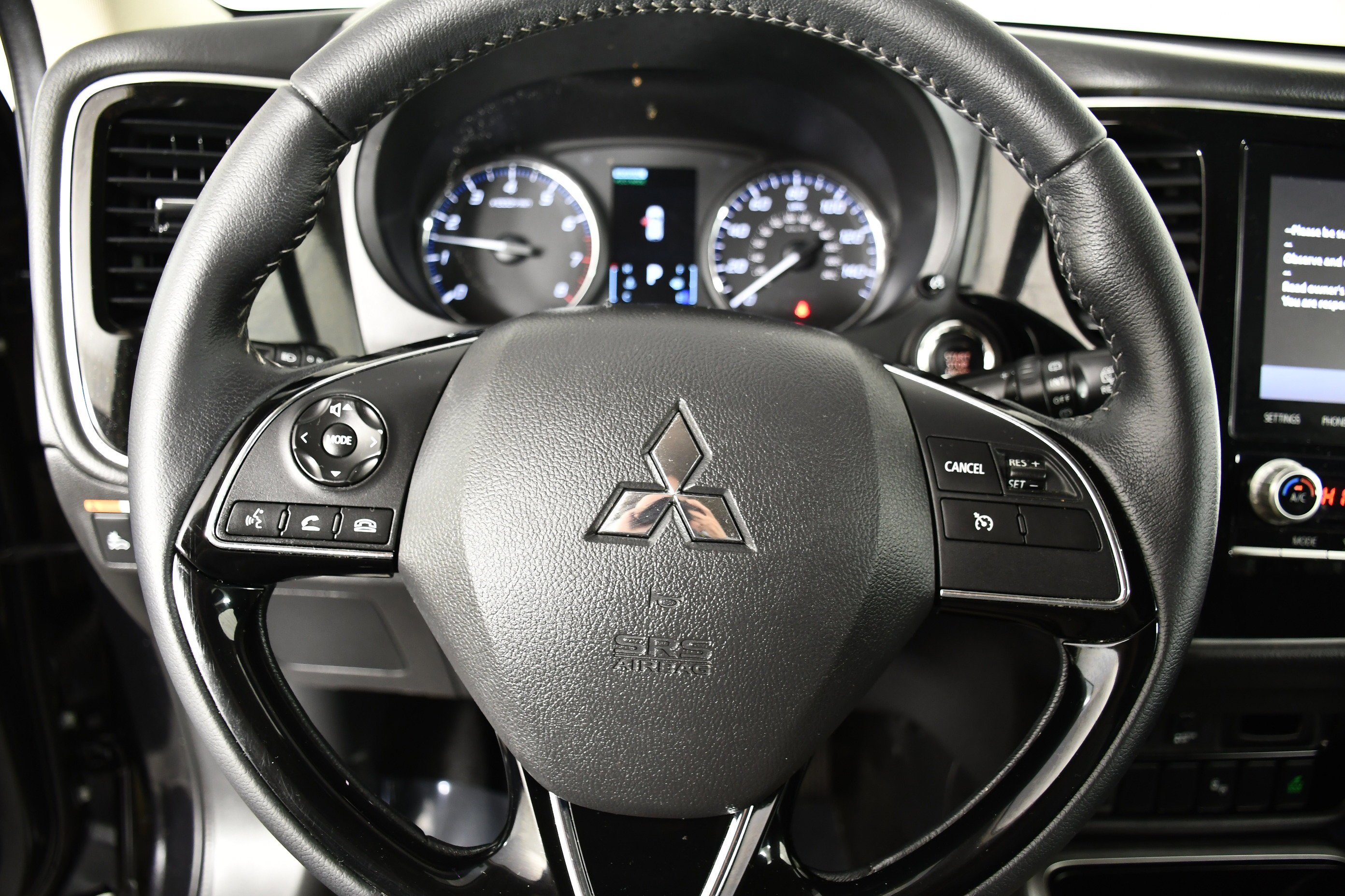 Used 2020 Labrador Black Metallic Mitsubishi SEL image 19