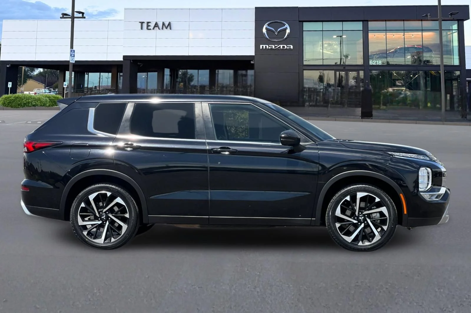 Used 2022 Black Mitsubishi SE Launch Edition image 3