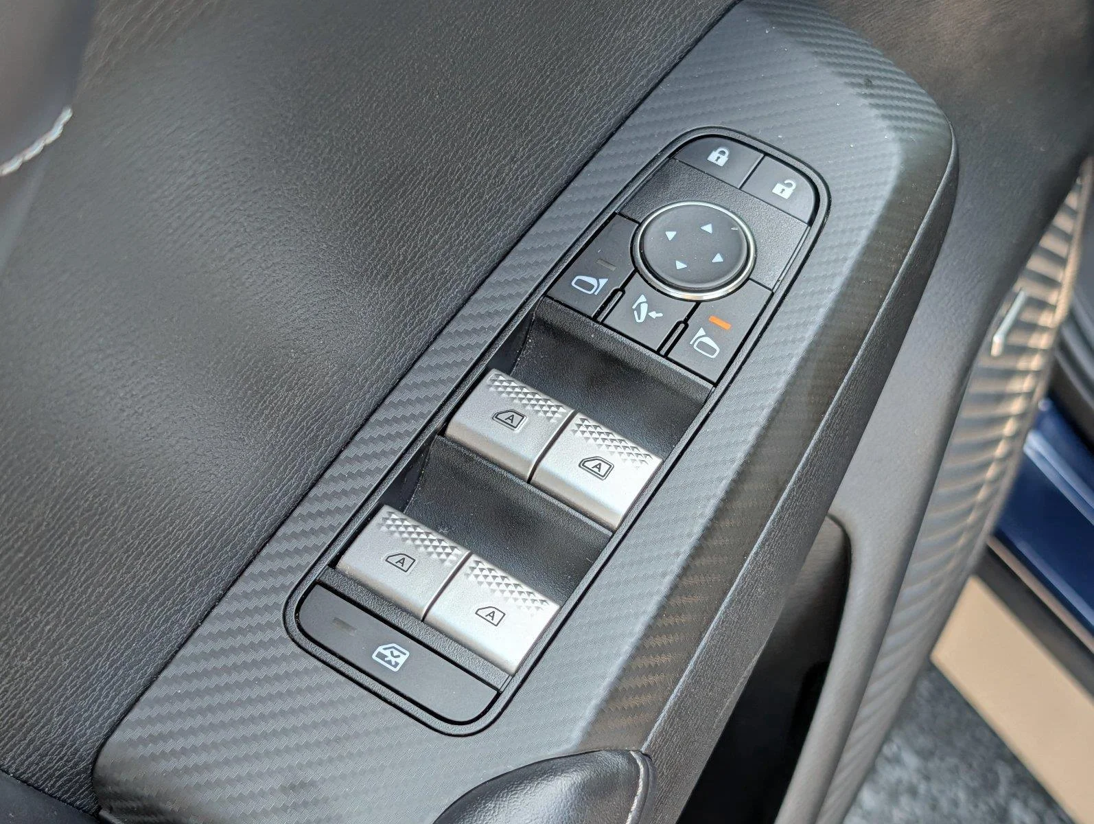 Used 2025 Cosmic Blue Metallic Mitsubishi SE image 15