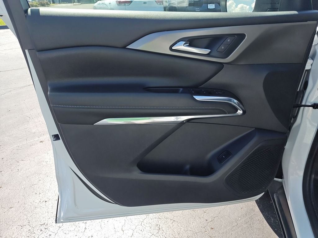 Used 2025 White Chevrolet LT image 12