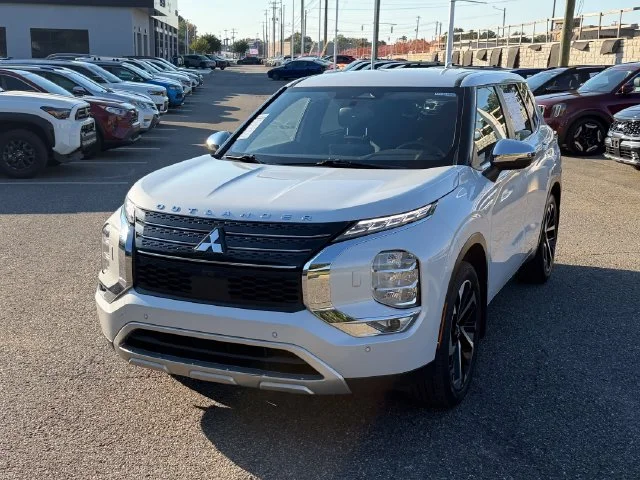 Used 2023 White Diamond Mitsubishi SE image 1