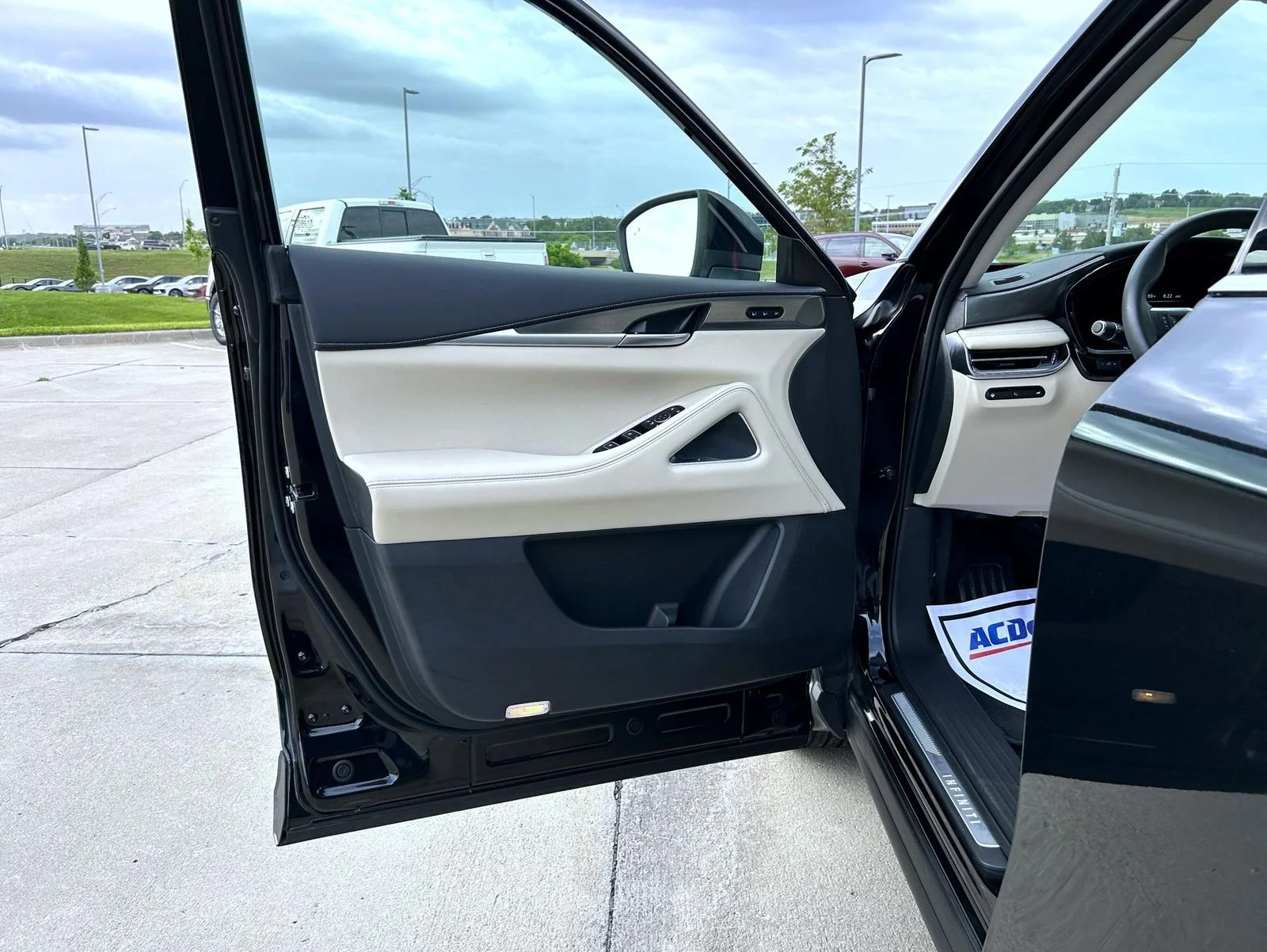 Used 2025 Black INFINITI LUXE image 9