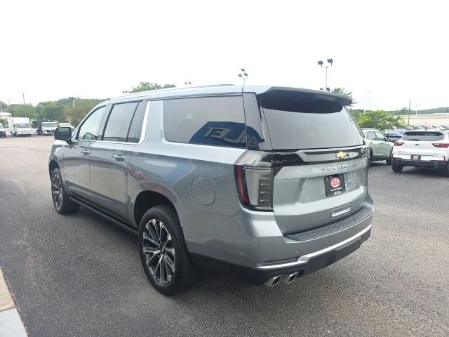 Used 2025 Gray Chevrolet High Country image 4