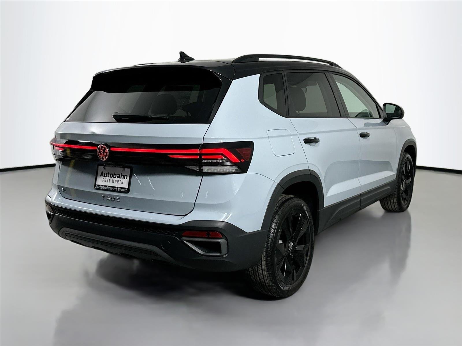 Certified Used 2025  Volkswagen SE Black image 6