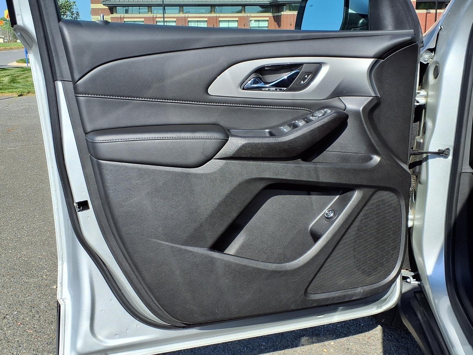 Used 2022 Silver Ice Metallic Chevrolet LT Cloth image 30