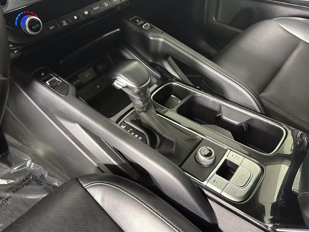 Used 2022 White Kia S image 23