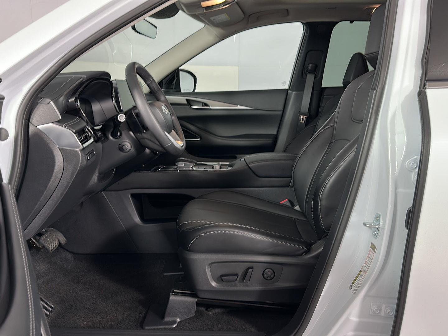 Used 2026 Radiant White INFINITI LUXE image 10
