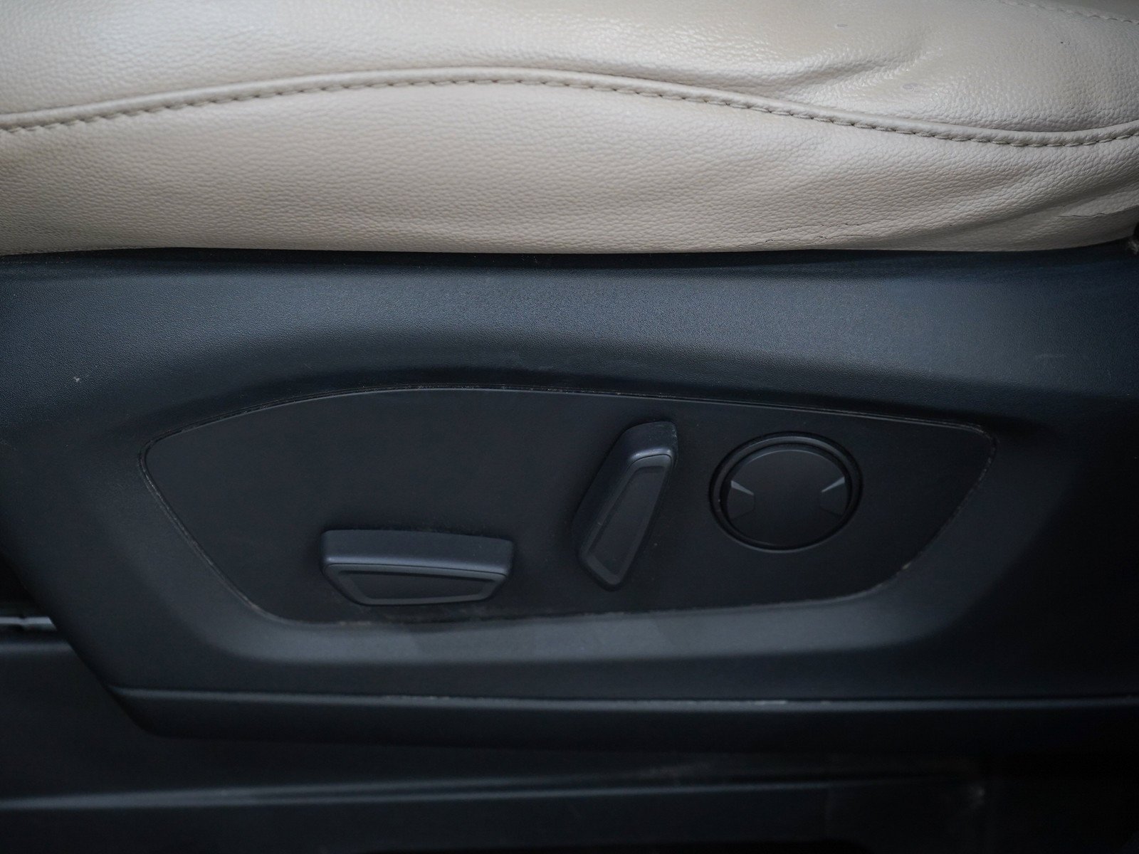 Used 2022  Ford Limited image 25