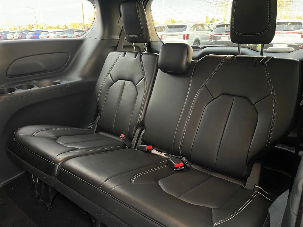 Used 2025 Diamond Black Crystal Pearlcoat Chrysler Select image 11