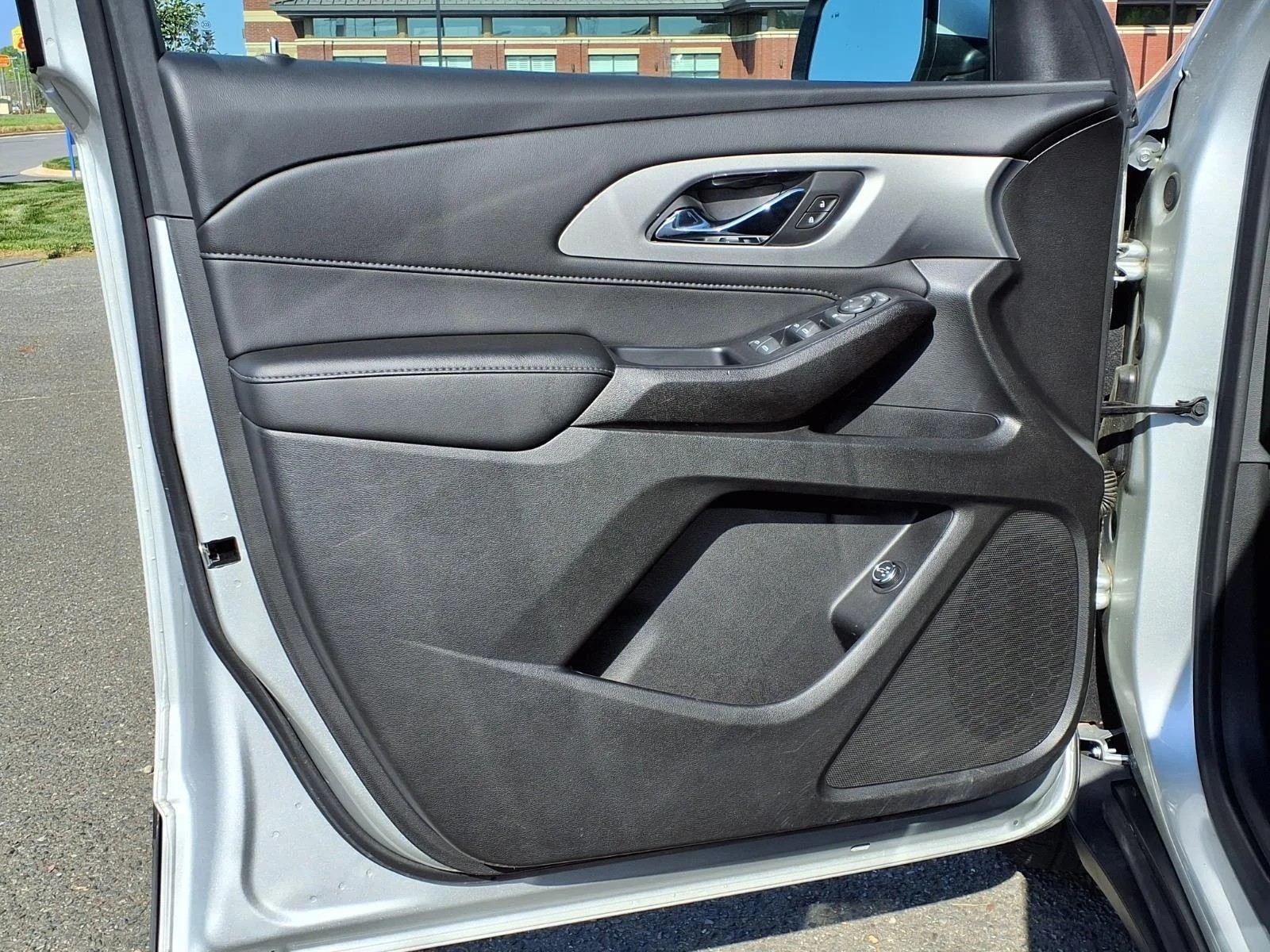 Used 2022 Silver Ice Metallic Chevrolet LT Cloth image 30