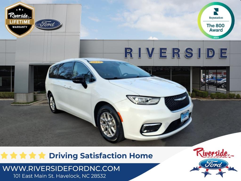 2024 Chrysler Pacifica Touring L's photo