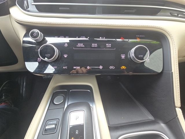 Used 2023 White INFINITI LUXE image 16
