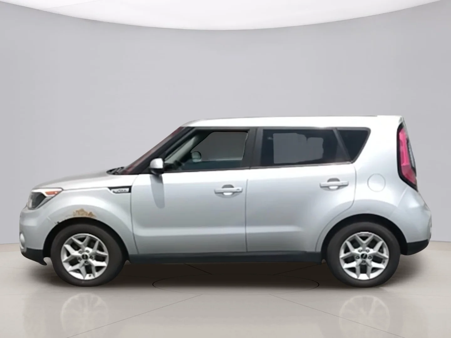 Used 2018 Silver Kia  image 2