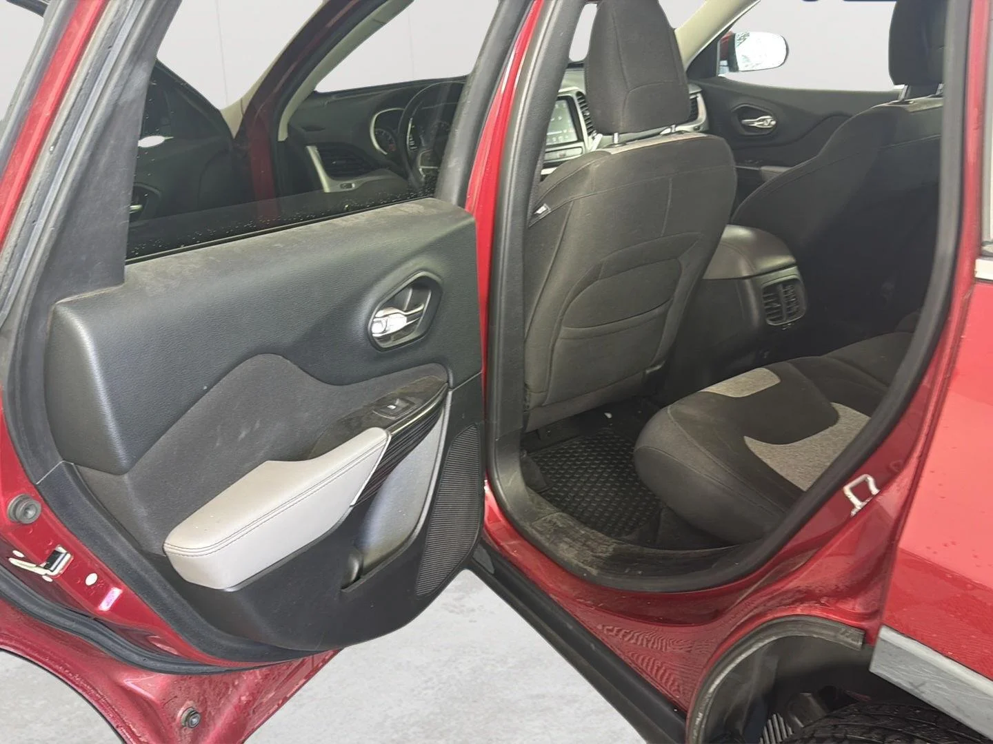 Used 2014 Deep Cherry Red Crystal Pearlcoat Jeep Latitude image 11