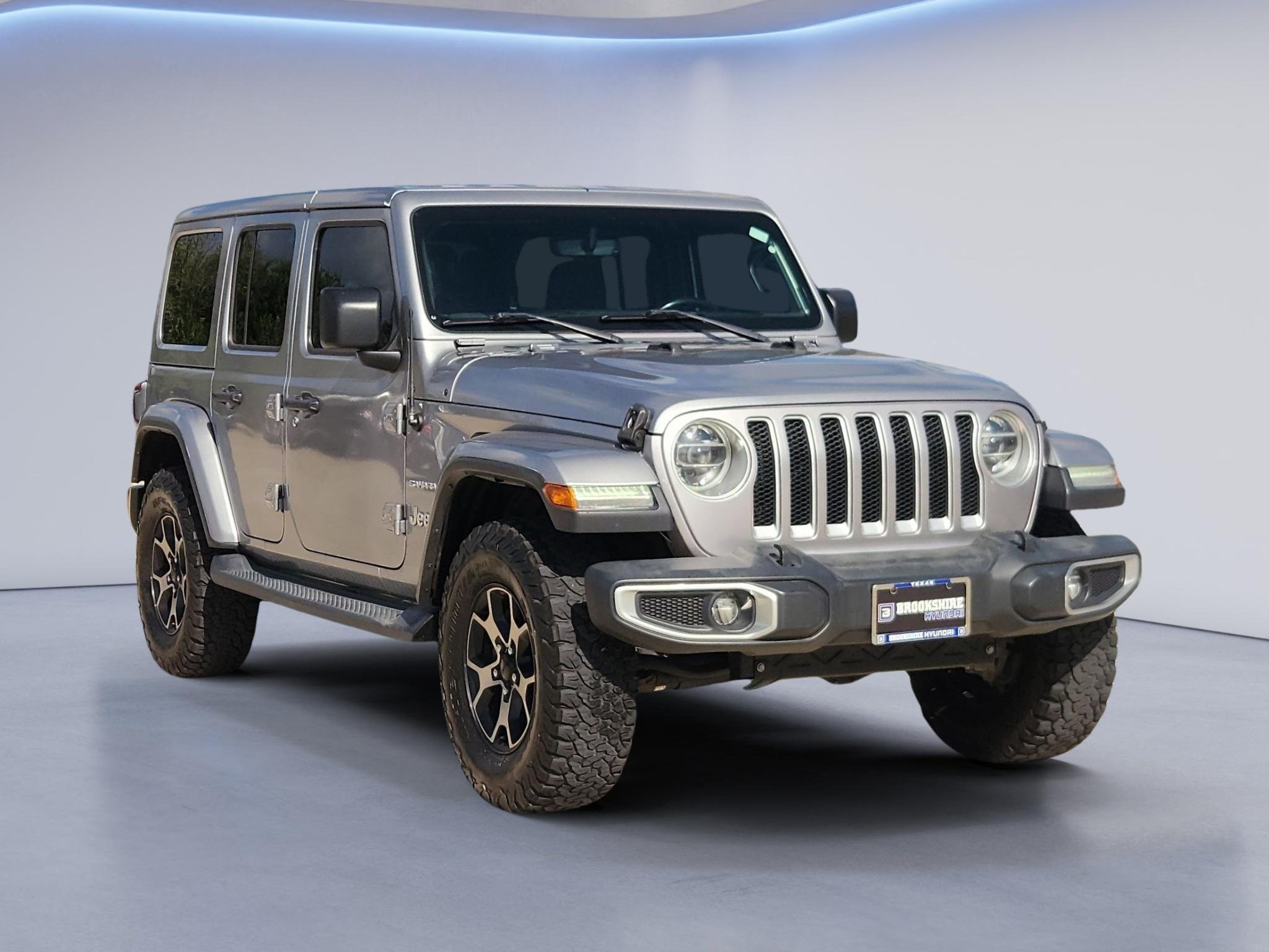 Used 2018 Billet Silver Metallic Clearcoat Jeep Sahara image 3