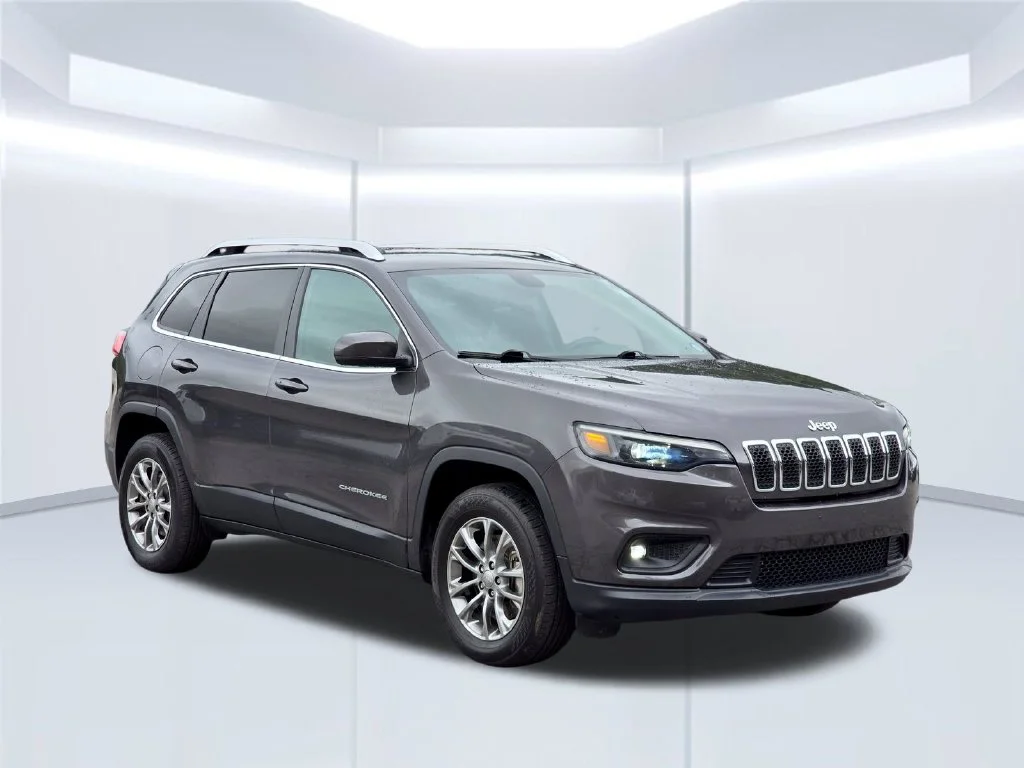Used 2019 Gray Jeep Latitude Plus image 13