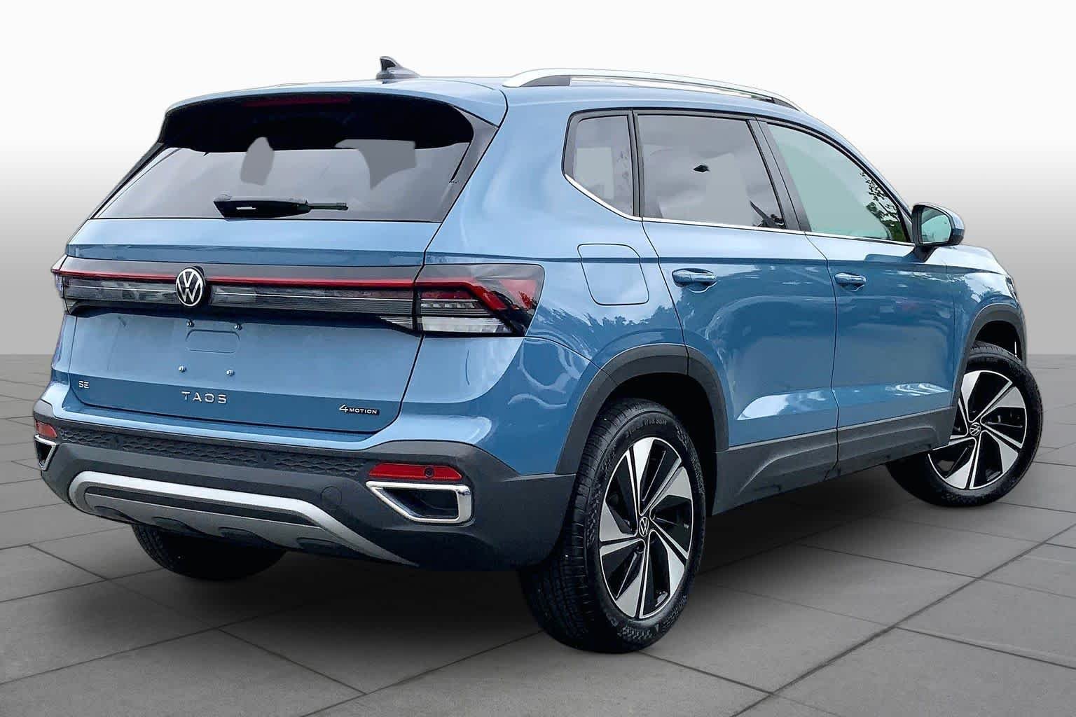 Used 2025 Monterey Blue Pearl Volkswagen SE image 13