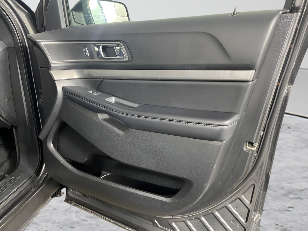 Used 2018 Magnetic Metallic Ford XLT image 16
