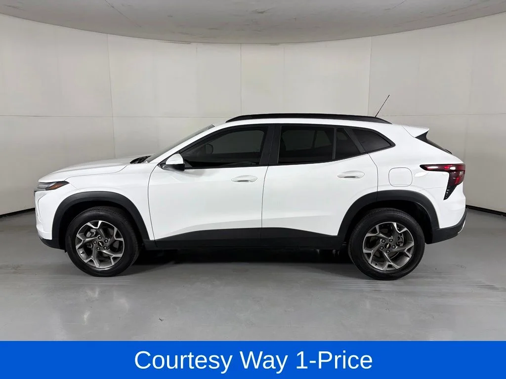 Used 2025 White Chevrolet LT image 6