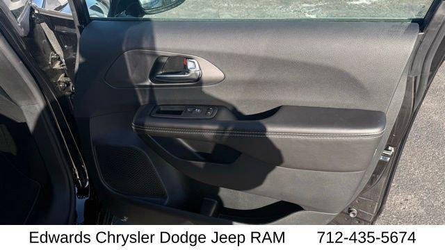 New 2026 Diamond Black Crystal Pearl-Coat Exterior Paint Chrysler Select image 34