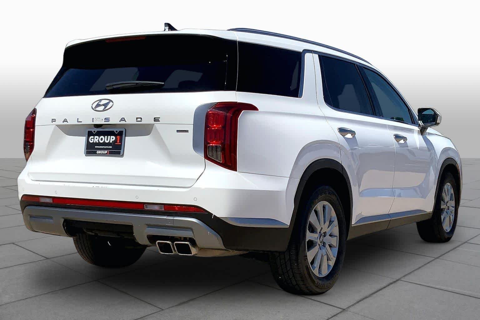 Used 2025 Hyper White Hyundai SEL image 13