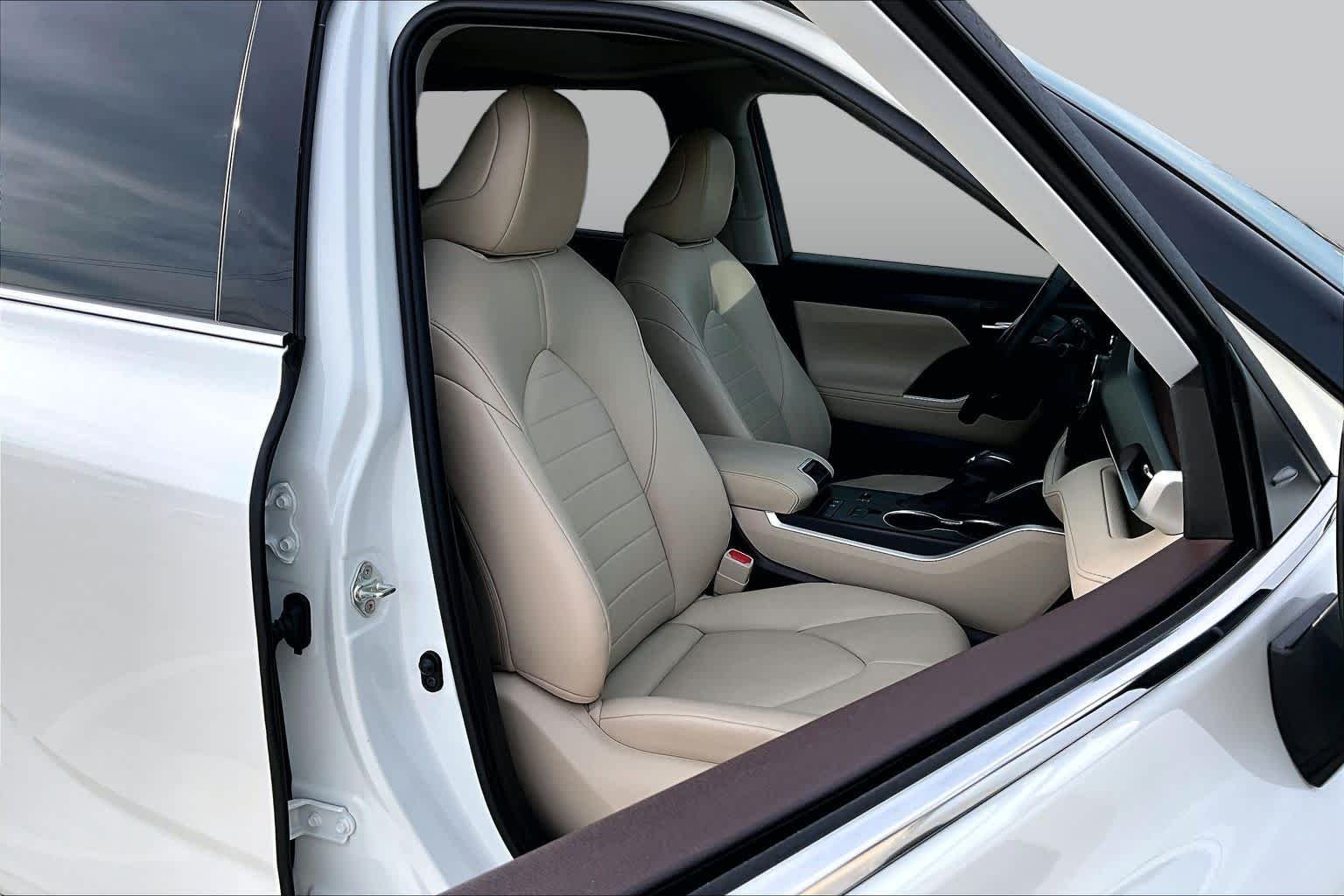Used 2020 Blizzard Pearl Toyota Hybrid XLE image 9