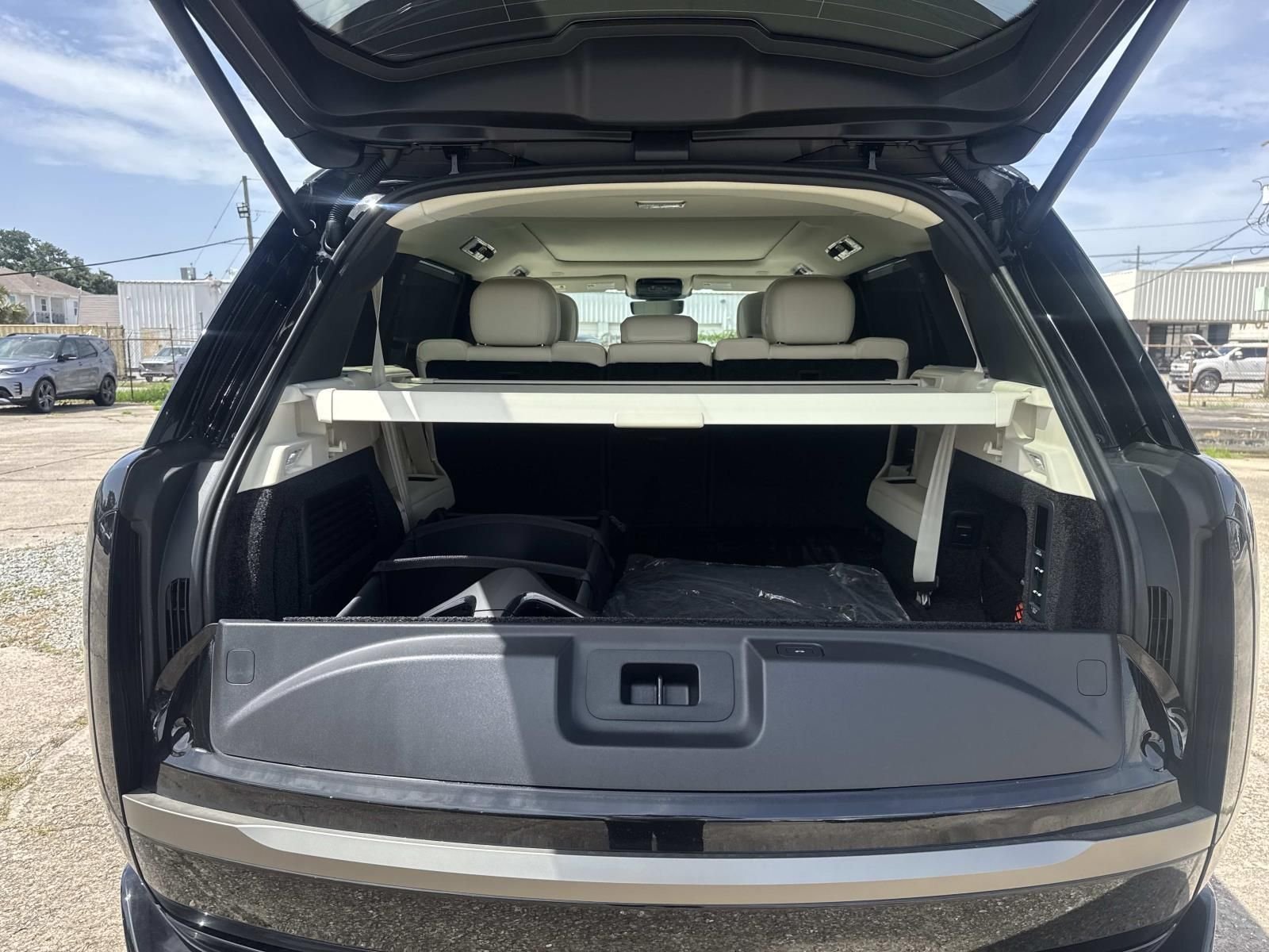 New 2026 Santorini Black Land Rover SE image 19