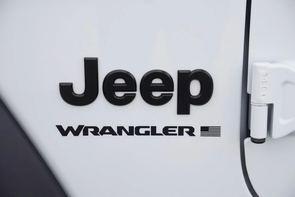 Used 2025 White Jeep Sport S image 12