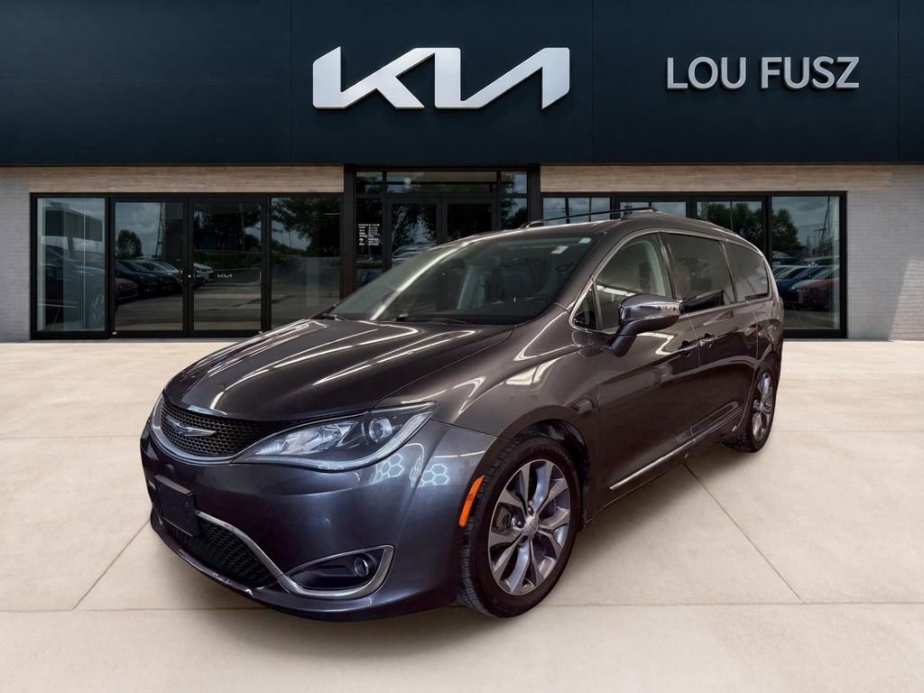 2018 Chrysler Pacifica Limited's photo