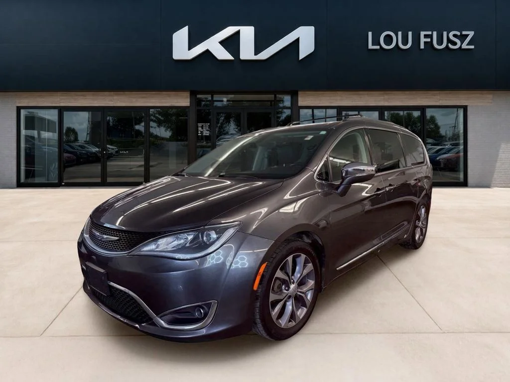 2018 Chrysler Pacifica Limited's photo
