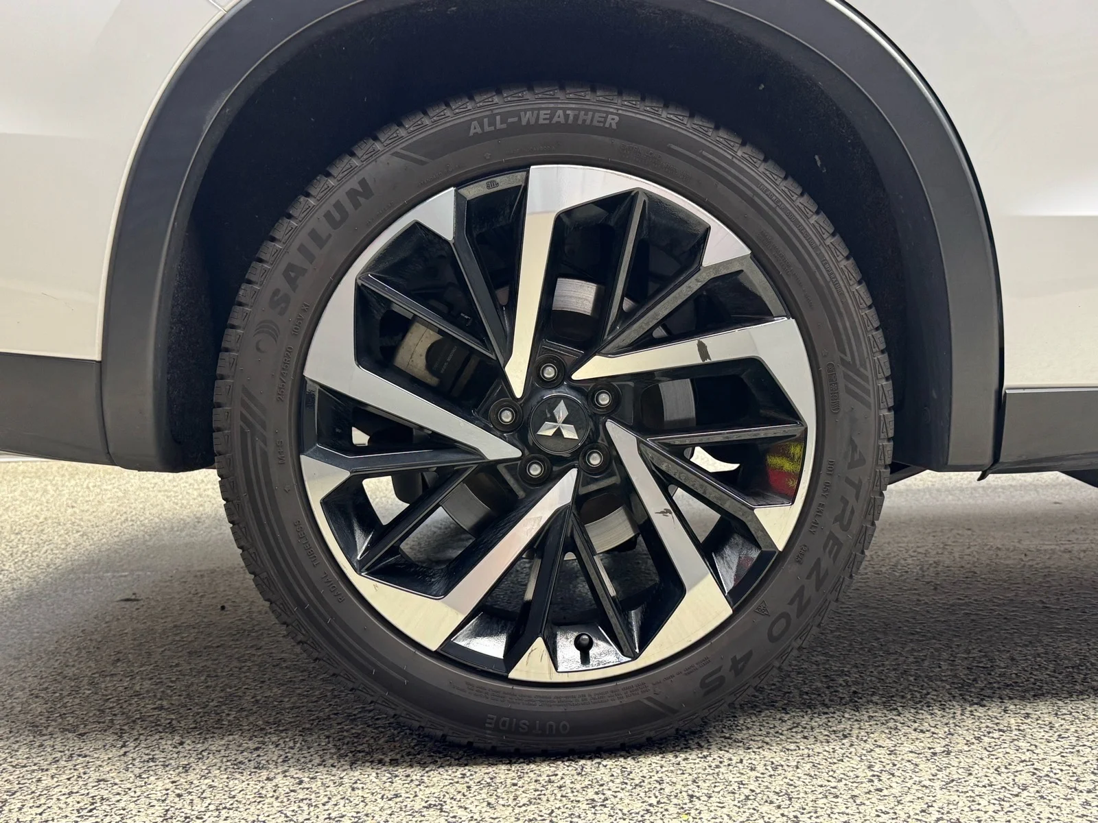 Used 2024 White Diamond (w85) Mitsubishi SE image 33