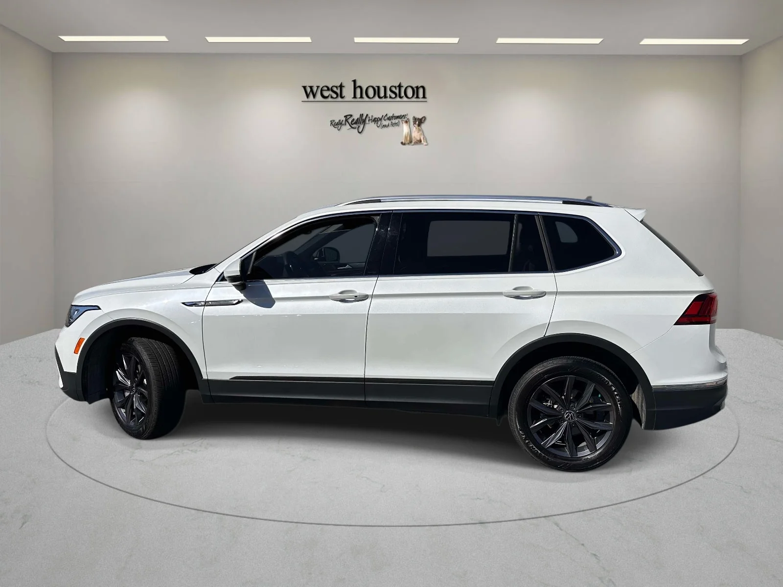 Used 2023 White Volkswagen SE image 8