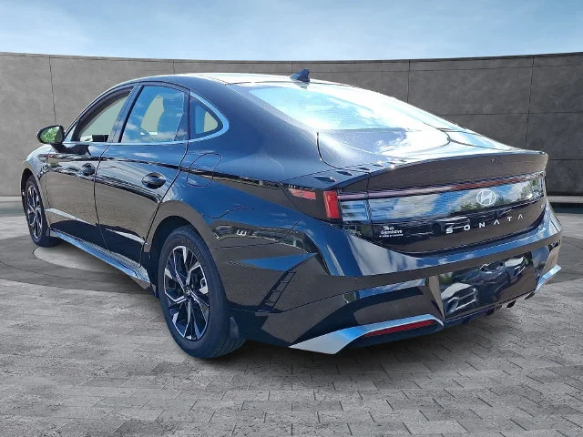 New 2025 Black Hyundai SEL image 3